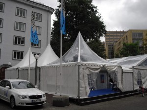 Das Festival-Zelt – wegen einer vorübergehenden Wettereintrübung gerade menschenleer…