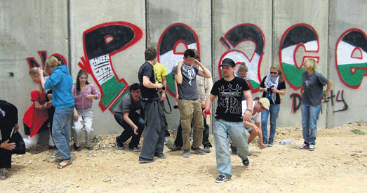 Politische Grafitti-Aktion: Gemeinsam mit zwölf Jugendlichen aus dem Münchner Umland sprüht der Hip-Hop-Künstler Enz (im Bild vorne) "no peace without dignity" auf die Grenzmauer in der Westbank...